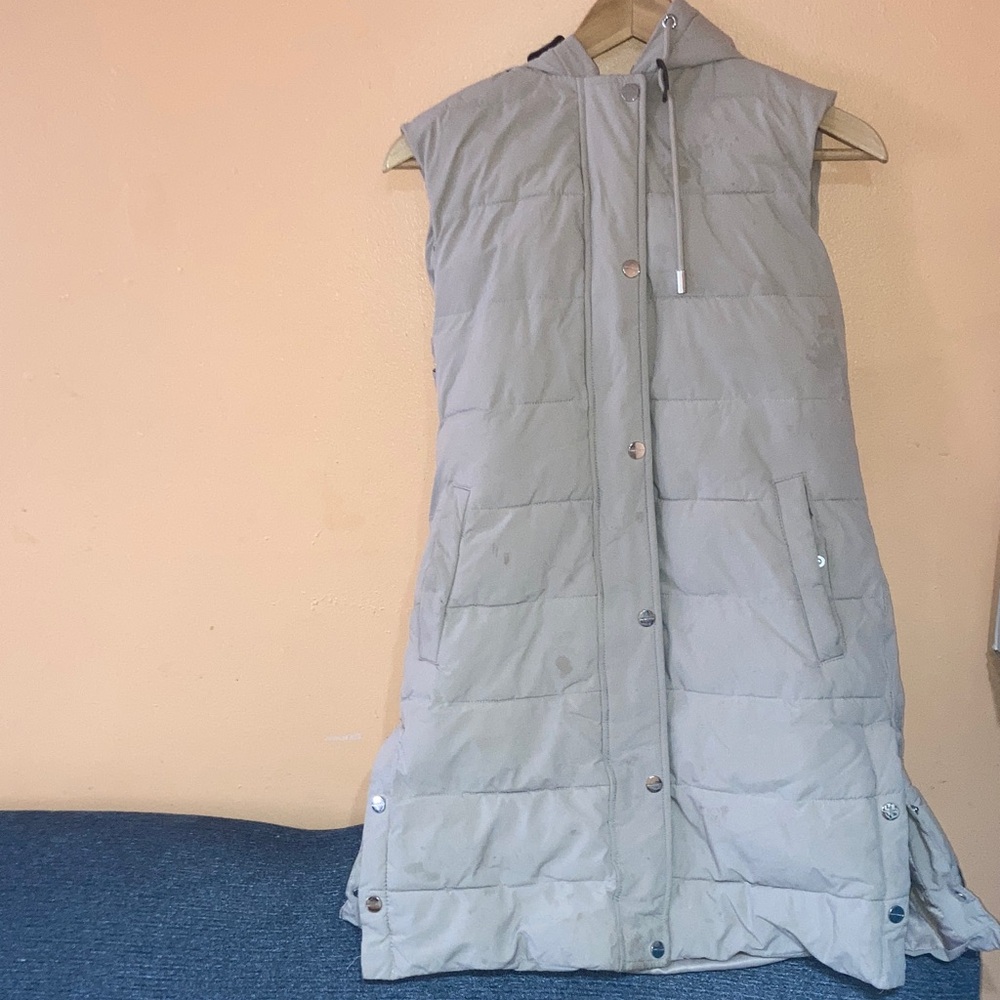 Sanctuary Hooded Quilted Sleeveless Vest in Light Gray